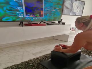 Milf cerca a giocare tetris mentre seduta su sybian xxx video macchina ma esso estremità con corpo tremante orgasmo