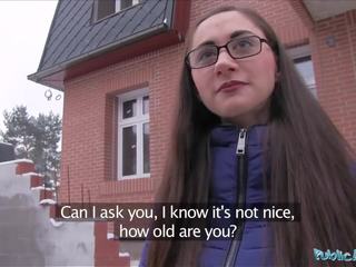 Público agente jovem russa em óculos a foder um grande johnson