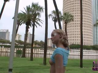 Rubia deity es desnudo en downtown tampa