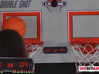 Divi sedusive meitenes spēlēt a spēle no noģērbšana basketbols shootout