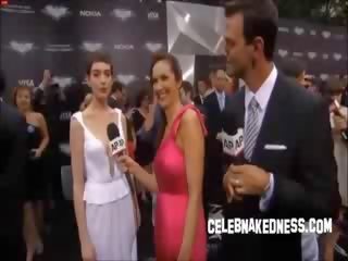 Celeb anne hathaway pokers pri na temno knight premiere