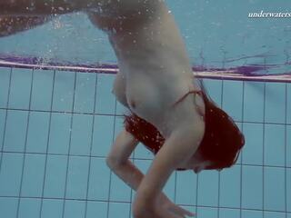First-rate sima lastova in het zwembad zwemmen sessie