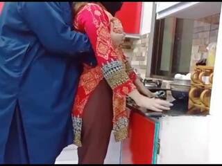 Pákistánec manželka anální otvor v prdeli v the kuchyně zatímco ona je práce s jasný audio