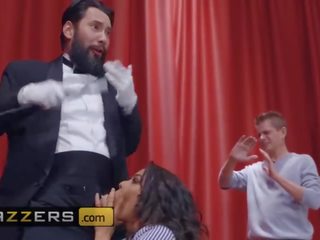 Brazzers - thicc koduperenaine luna täht fucks a magician