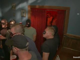 Fanget hingst er brutalt brukt i en bar fullt av seksuelt aroused maskert menn