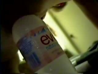 一 瓶 的 purified 水 带来 她的 到 性高潮 夹