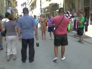 Rubia chica jenny desnudo en público calle