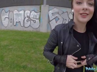 Publique agent alessa sauvage obtient creampied en plein air