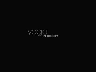 I zgjuar art yoga në the sky