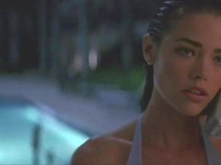 Denise Richards and Neve Campbell, lesbian action in the pool