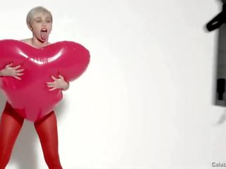 Miley cyrus pangharap hubo't hubad at pilyo palabas