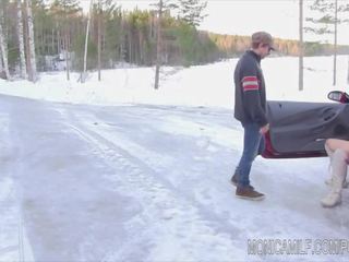سيارة breakdown إلى صاخب monicamilf في ال النرويجية winter