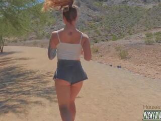 Kısa saç jogging yapan femme fatale sonny mckinley picked yukarı ve becerdin: twerking anne flört klips