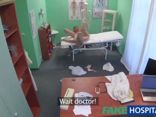 Fakehospital desirable cô gái tóc vàng bịnh nhân được âm hộ thi sau đó fucked lược cứng qua bác sĩ