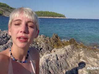 Ersties - hấp dẫn annika lượt với mình trên một swell bãi biển trong croatia