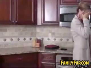Moeder in wet neuken in de keuken