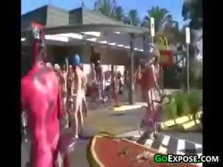 Desnudo gente cabalgando bikes