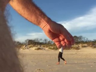 Offentlig strand exhibitionist bekläs kvinnlig naken hane erektion
