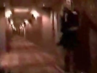 Сигурност охрана чука а ескорт в хотел коридор