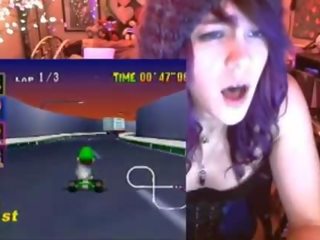 怪胎 年轻 女人 cums 打 mario kart