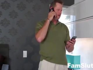 Simpatiska pusaudze fucks step-dad līdz nokļūt telefons atpakaļ | famslut.com