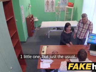 Підробка лікарня чешка лікар кінчає над desiring зрада дружин туга манда
