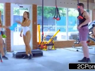 Besar dada anak ayam apaan fitnes pengajar di sebuah gimnastik - abigail mac, nicole aniston