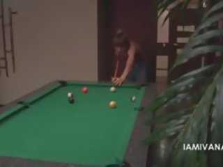 स्लिम रशियन अडल्ट वीडियो डॉल इवाना फक्किंग उसकी bf पर एक पूल टेबल