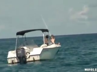 二 女孩 上 一 遊艇 spied 上 和 拍著