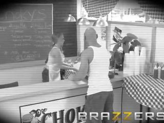 Brazzers - gjoksmadhe femme fatale kagney ujëvarë karter dashuron serving burgers dhe duke thithur i madh organ seksual i mashkullit