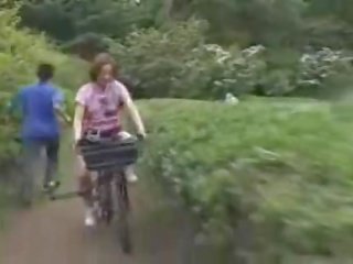 Japonské dáma masturbated zatiaľ čo jazdenie a specially modified porno bike!