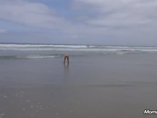 Gretchen голий йога на в пляж