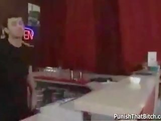 Blondin strumpet blir straffas av den bartender