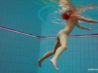 Deniska stupendous brünett teenie suur tissid ujumine