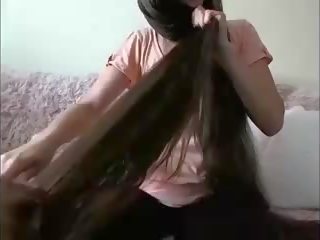 Pociągający długo włosy brunetka hairplay włosy brush mokre włosy