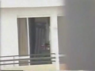 Hubad neighbour filmed mula across ang kalye