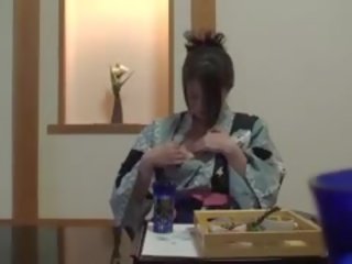 Subtitrate necenzurate timid japonez milf în yukata în pov