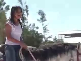 Poulette à partir de thaïlande chevauchée une cheval