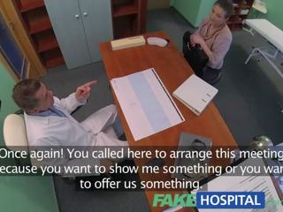 Fakehospital عاطفي saleswoman strikes ل صفقة مع ال قذر medic x يتم التصويت عليها فيلم أفلام