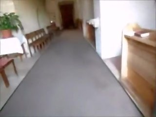 Analbabsi - babsi masturbeert binnenin de kerk