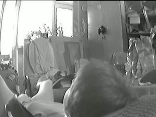 Hidcams rus adoleshent zonjë masturbates në divan - nv