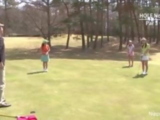 Tugjob golfer alır onu pembe dövülerek üzerinde the yeşil!