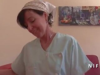 Γαλλικό μαμά σαγηνεύει μειράκιο και δίνει αυτήν κώλος δεξιά μετά στεφάνωσης