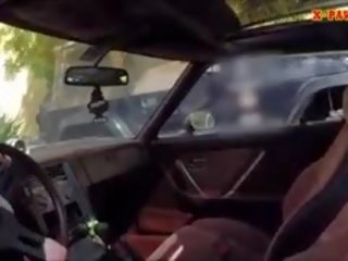 شقراء بيمبو يعطي ل طريق رئيس في حين اختبار driving لها سيارة