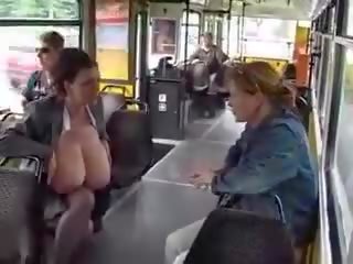 ענק גדול פטמות נערה חֲלִיבָה ב ה ציבורי tram