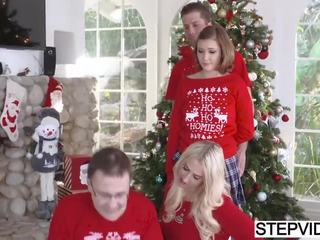 Riley mae lugg henne stepbro vid xmas