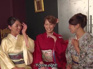 Reiko kobayakawa साथ में साथ akari asagiri और एक additional साथी बैठना लगभग और प्रशंसा उनके फैशन meiji युग kimonos
