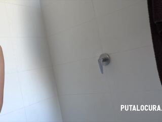 PutaLocura - Ursina tomï¿½ndose ducha hï¿½meda y caliente