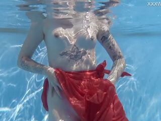 Ujumine bassein splendid erotics koos mimi cica riides üles
