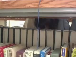 Jong kindje betast in bibliotheek